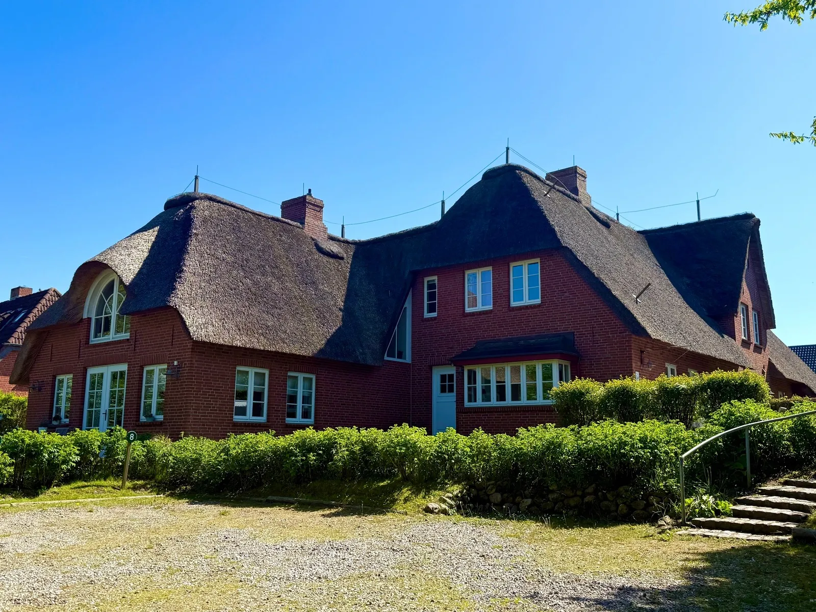 Reetdachhaus Pastoratshof in Wrixum auf Föhr mit blauem Sommerhimmel