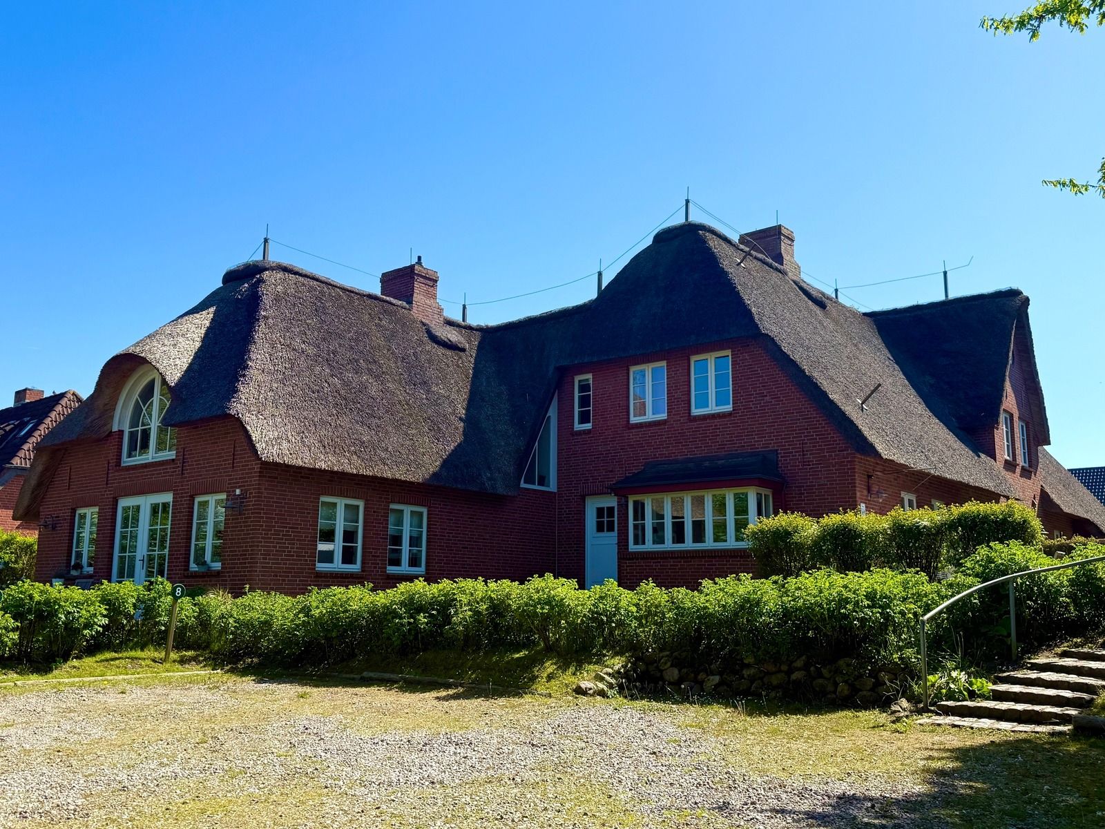 Reetdachhaus Pastoratshof in Wrixum auf Föhr mit blauem Sommerhimmel