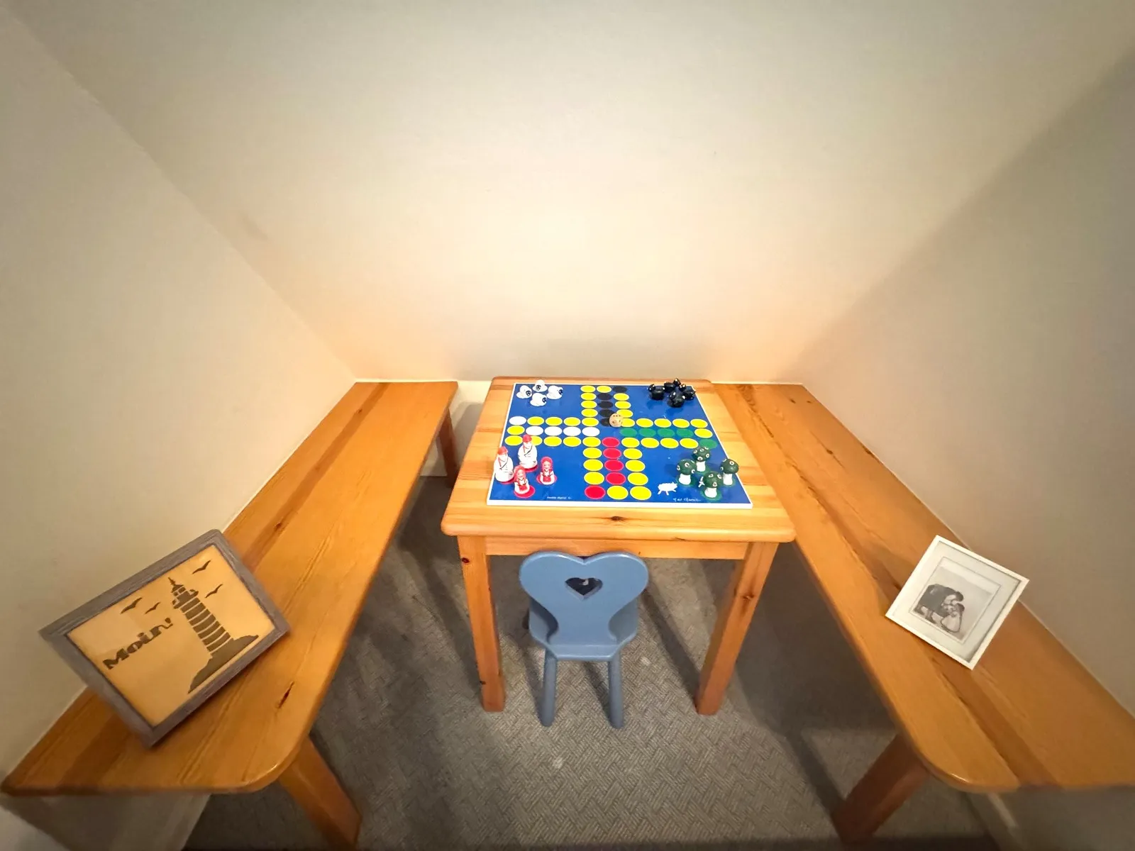 Kleine Spielnische unter der Dachschräge mit Kindertisch in der Ferienwohnung Pastoratshof Whg. 4