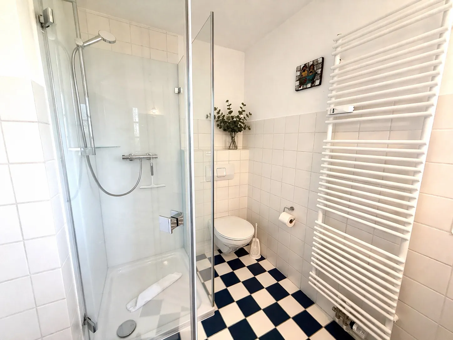 Modernisiertes Bad im Erdgeschoss mit Glasdusche und Wand-WC