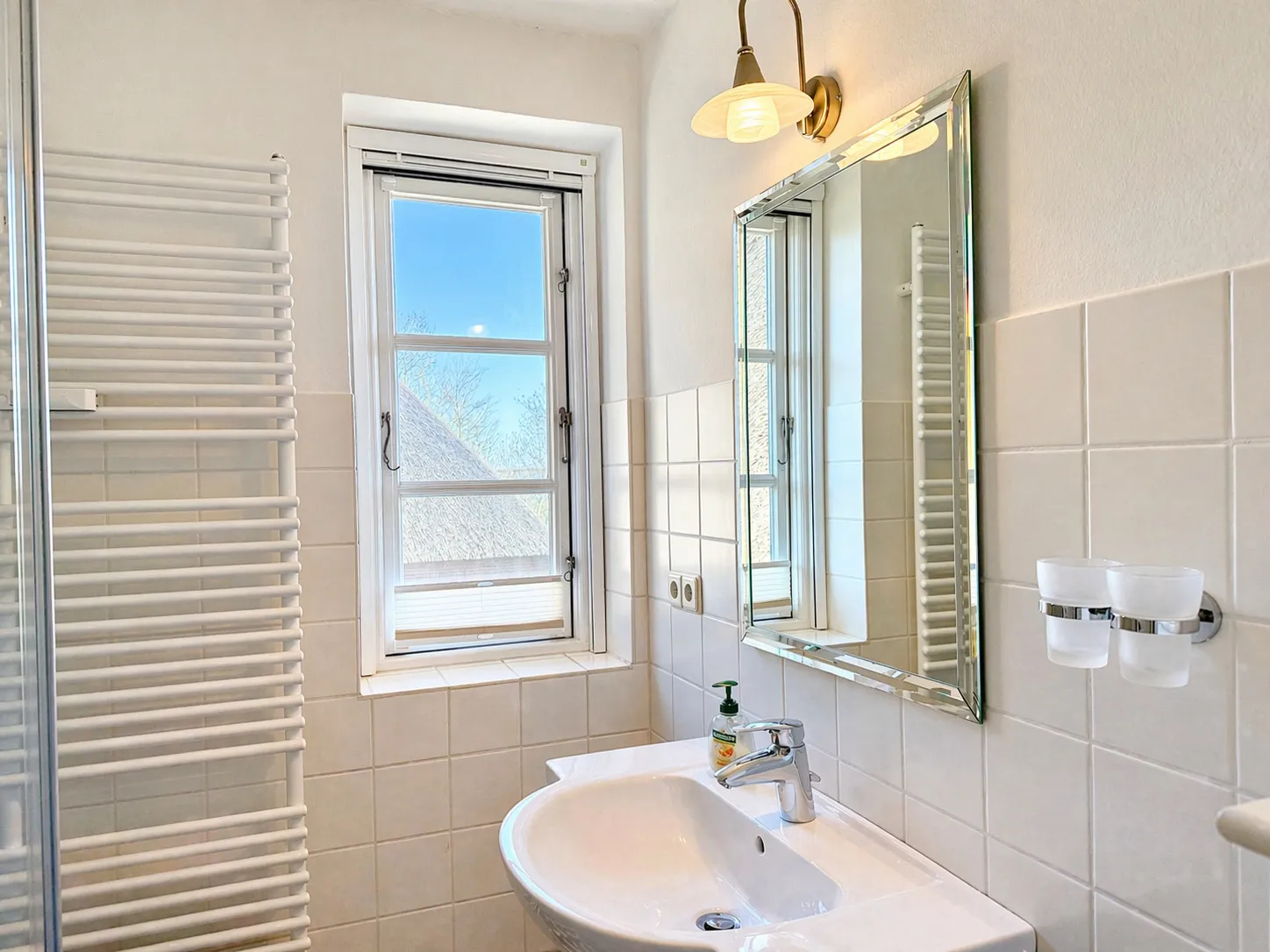 Badezimmer im Obergeschoss mit Glasdusche, Fenster und Spiegel